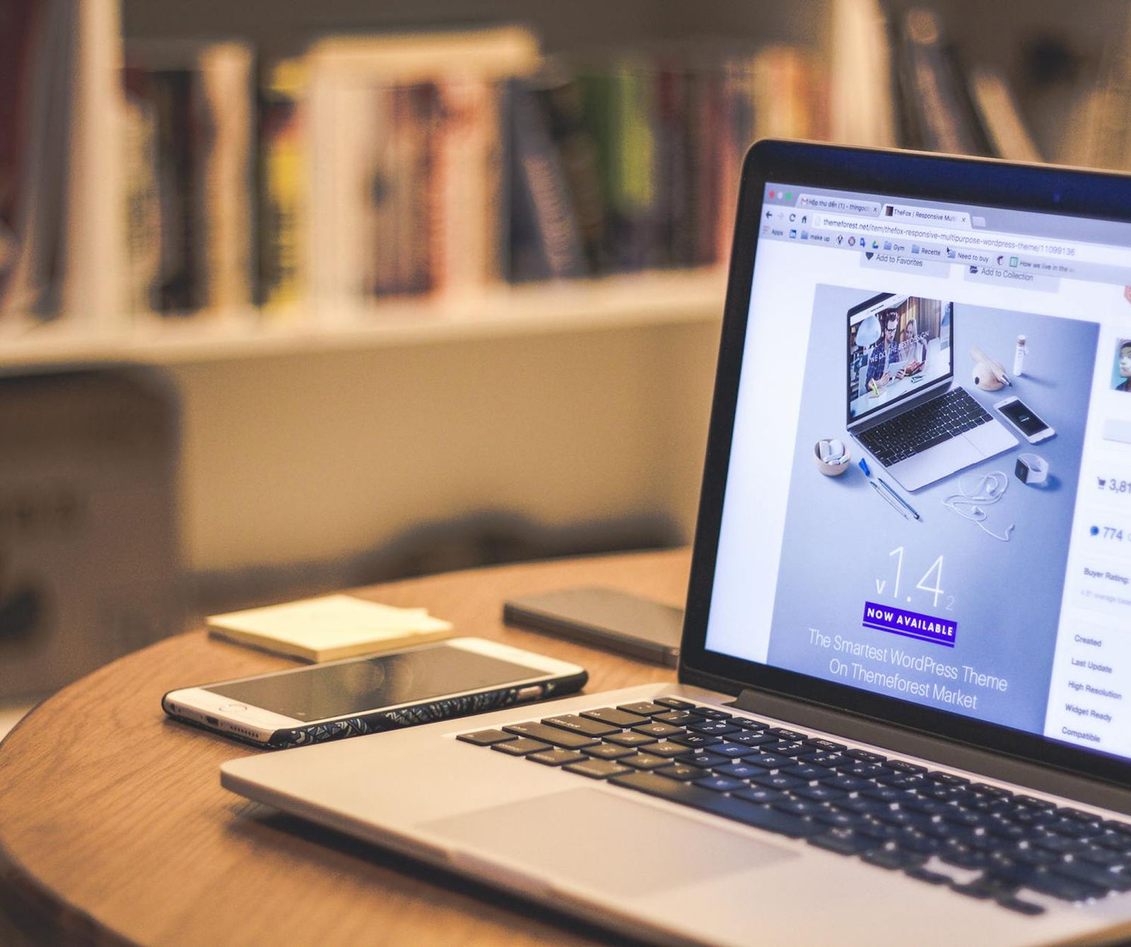 Pessoas analisando um codigo em um notebook