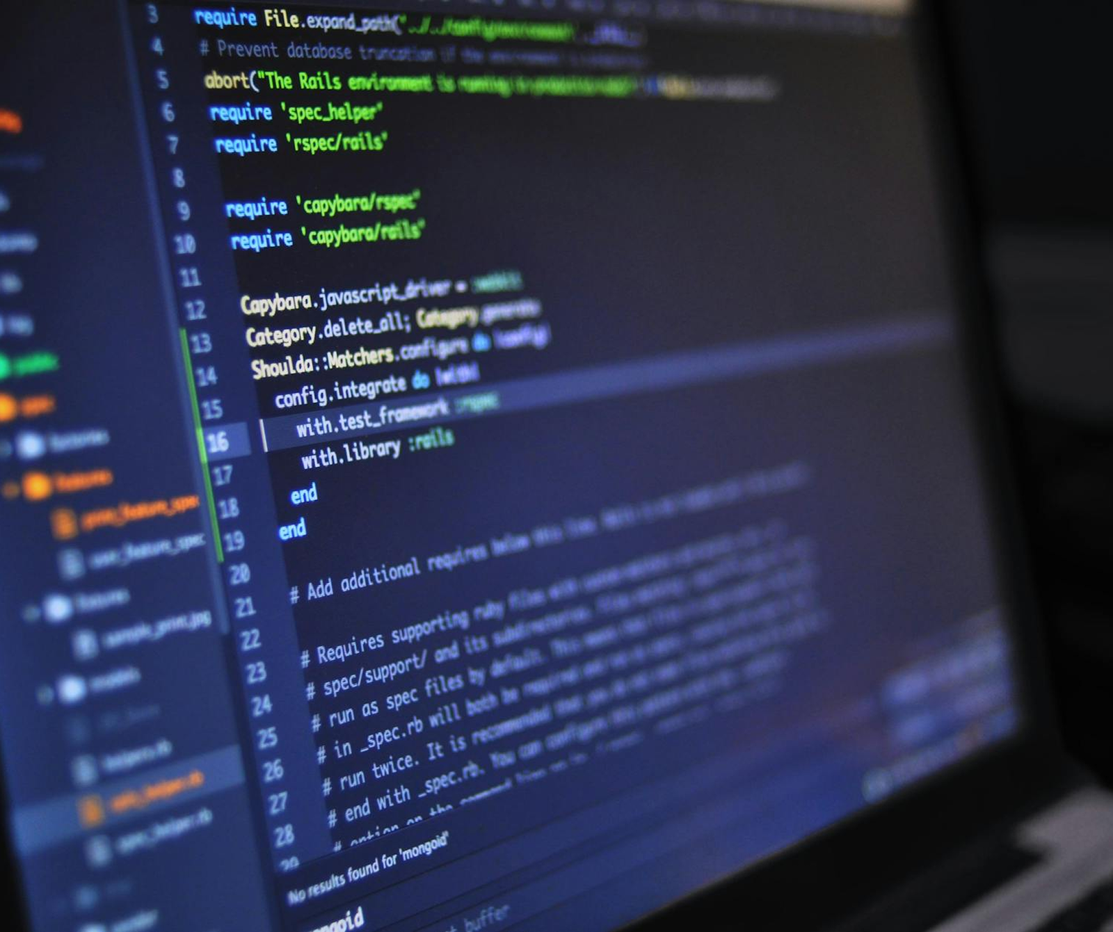 Pessoas analisando um codigo em um notebook