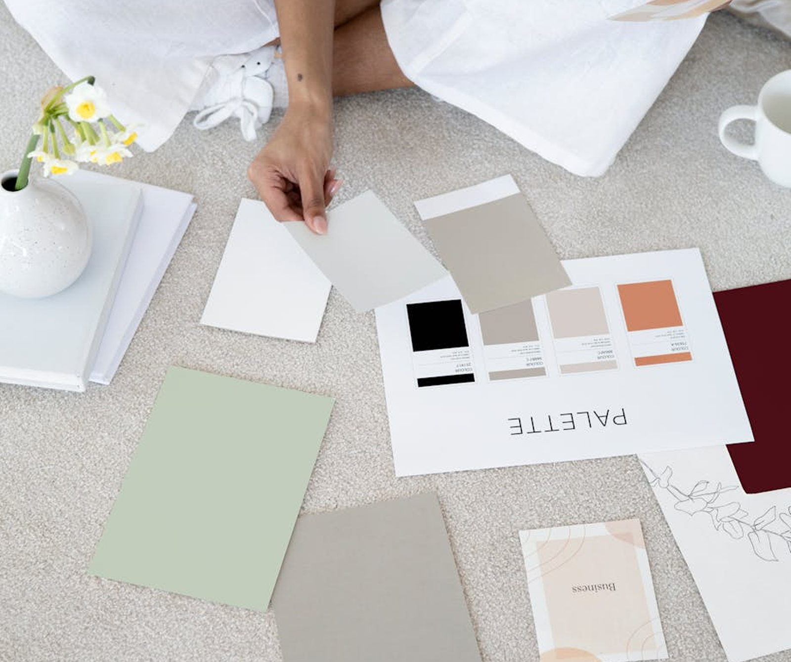 Pessoas analisando um codigo em um notebook